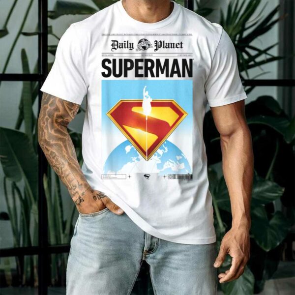 Superman (2025) Daily Planet Front Page Print Red S Shield T Shirt